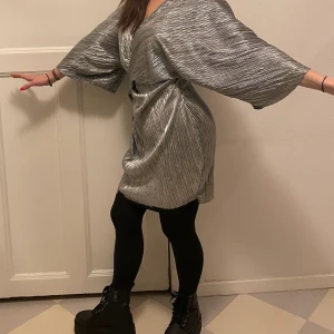 Vintage klänning till nyår - Snygg klänning i speciell modell och härlig festlig silverfärg. Storlek S.
