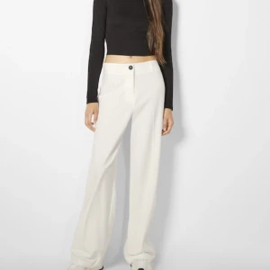 Vita kostymbyxor  - Säljer dessa helt oanvända vita kostymbyxorna från Bershka pågrund av att de är förkorta på mig som är 172cm lång. Lappar och allt sitter på, de är i storlek 38. Priset är inte hugget i Sten, kan tänka mig att gå ner till 300kr!