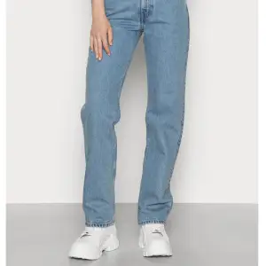 Dio - jeans straight leg från Weekday i strl 32. Använda en gång, så gott som nya! Nypris 600 säljer för 500. Köperen står för frakten. 