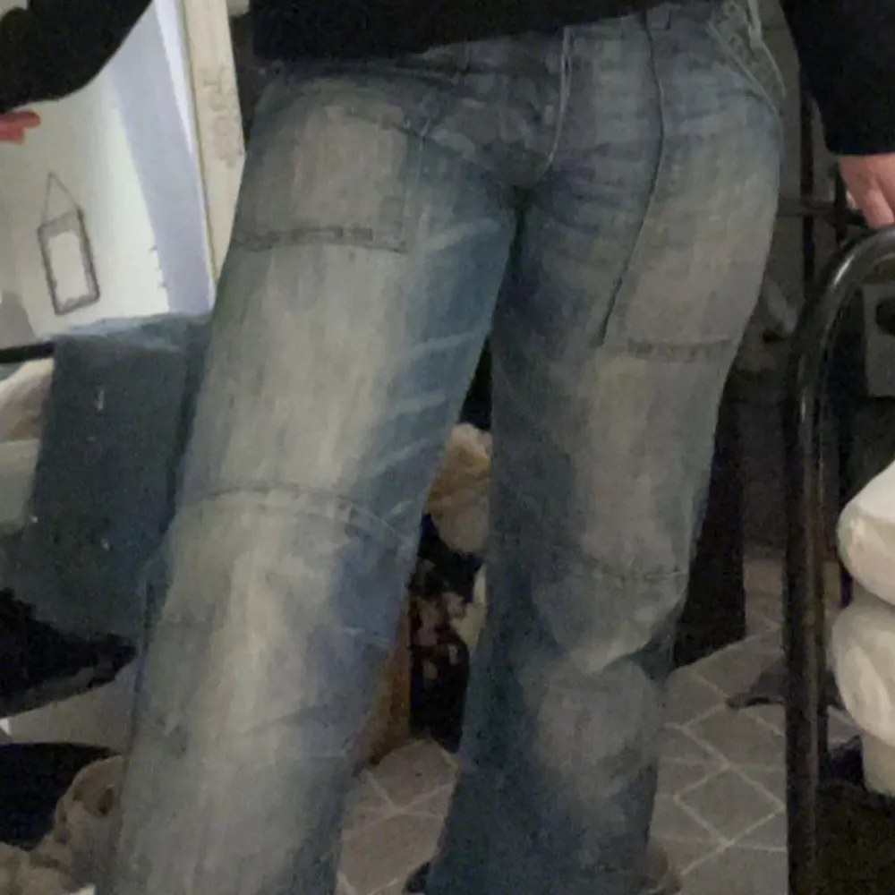 Ett par lågmidjade vida jeans med skit coola fickor och knapp gylf. Köpta nån gång under 90 talet. Bud är tillåtet, annars släpper jag dom direkt för 250kr.  (Köparen står för frakt kostnaden). Jeans & Byxor.