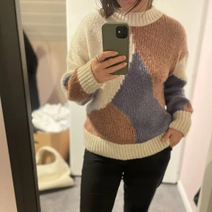Stickad tröja - Fin stickad tröja köpt på NA-KD för 499kr. Använd få gånger. Hör av dig för fler bilder eller frågor🥰