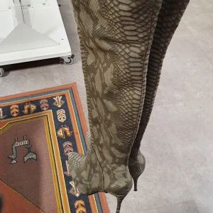 Över knä boots - Säljer min över knä boots som är I mycket bra skick och passar till allt .. användade en gång.säljer den eftersom den passar inte min still.finns fler bilder och passar till fest passar 37_ 38 och dem är valdigt lång 