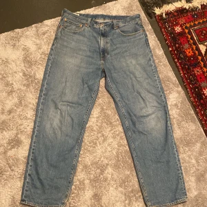 Levis jeans herr - Säljer dessa asfeta Levi’s Jeans då jag tröttnat på färgen. ⚡️Köpta nya i en butik i London i Februari detta året.   De har fått slitage på nedre benen bakifrån vilket man kan tycka är en fin detalj😚 Annars är dem i jättefint skick.  Kan mötas i Lund🤩