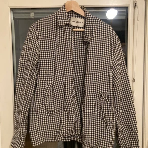 OUR LEGACY 48 Skjorta / Jacka - Skjorta med dragkedja från OUR LEGACY, använd typ 10 gånger. Säljer för att den är för liten. Skriv om ni vill ha mer/bättre bilder