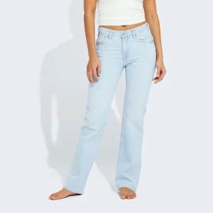Low straight 510 jeans bikbok - Ett par skitsnygga lågmidjade jeans från bikbok i storlek 26. De var väldigt långa och därför har jag sytt upp dem lite för att passa någon som är runt 165 i längden. Inga slitningar. Köparen står för frakten. Skriv privat om du är intresserad😙