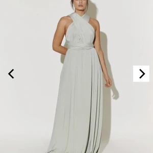 Balklänning by malina  - Säljer min fina balklänning💗💗 Använd en gång, inga fläckar eller andra defekter, storlek 36