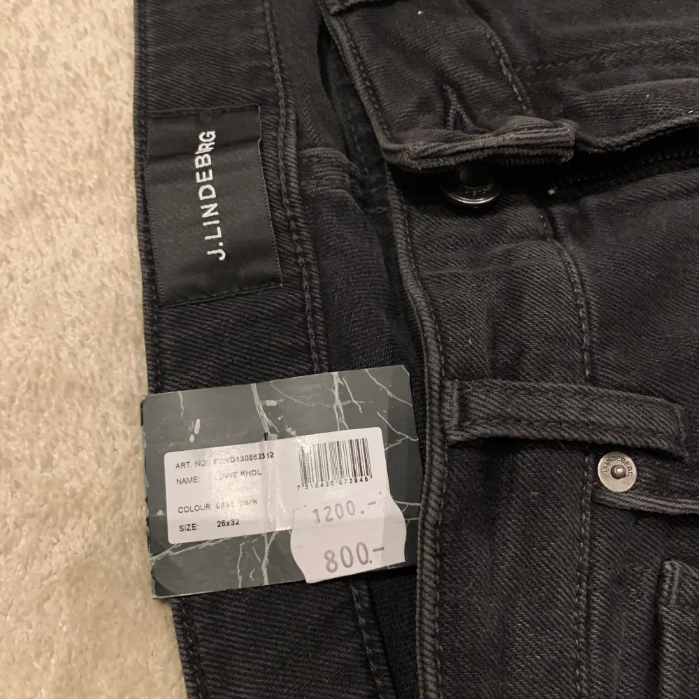 Ett par svarta/gråa jeans från J.Lindeberg som är helt oanvända och nya med lappen kvar🤩💕. Jeans & Byxor.