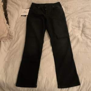 Ett par svart jeans från J.Lindeberg. Aldrig använda och helt nya!💕🌸🤩 Storlek 27/32 (se bild nr 2)