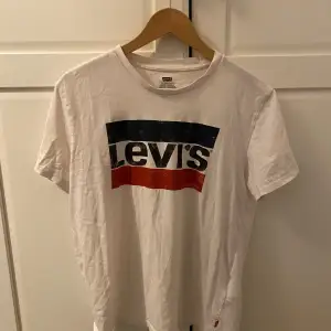 t-shirt från Levis, säljer för 100kr