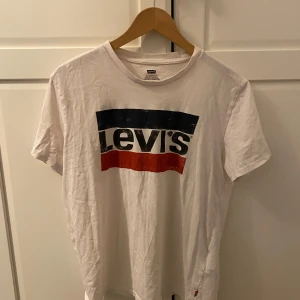 Levis t-shirt  - t-shirt från Levis, säljer för 100kr