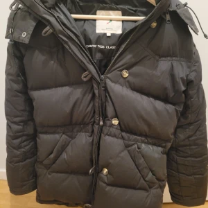 Boomerang stl. XS - Brun klassisk vinterdunjacka från Boomerang. Hel men i använt skick! Stor i storlek, kan passa S och liten M.  Köparen står för frakt!