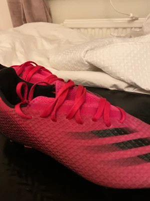 Adidas fotbollsskor storlek:36 - Bra skick . Har haft dem i ett år nu men dem har inga fläckar och jag har tvättat dem.