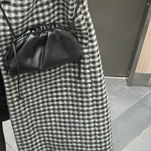Bottega Veneta väska svart - Säljer nu min nya väska från Bottega, köpt på NK i Göteborg för 17.900 kr. Kvitto och dustbag medföljer. Använd kanske max 5-6 gånger annars bara legat i dustbagen, inga defekter! 