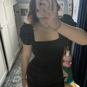 Söt grå topp i jeans material - Så snygg grå topp med puffärm i jeanstyg! Bra skick, passar s/m 💖💖