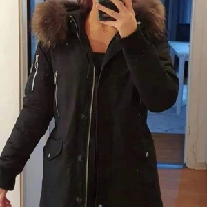 Rockandblue vinterjacka - Helt ny vinterjacka från Rockandblue. Strl 38 Bara använd ett fåtal gånger pga den är för stor.  Pälskragen är av äkta päls. Nyprid ca 4500:-