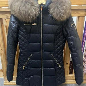 Rockandblue jacka - Super fin rocknblue vinterjacka med äkta päls i strl 34 som är använd endast en vinter. Vill sälja denna då jag har köpt en ny jacka. De bara att skriva ifall nån vill se hur den sitter på. (Äkta) 