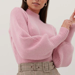 Rosa stickad tröja - Rosa stickad tröja från NAKD med ballongarm 💕 Storlek S. Väldigt bra skick 💓