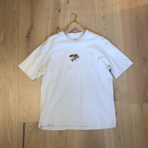 GOLF t-shirt bee tee  - T-shirt med tryck från Golf Wang i off white. Strl XL! 