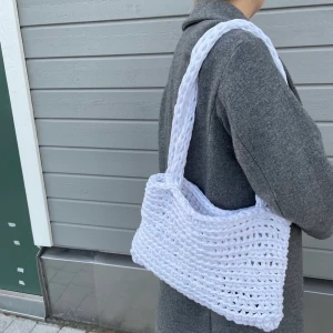 By Naemi ”Eda” Väska  - Denna fina väska är virkad av 100% återvunnet material♻️❤️‍🩹  Rymmer allt nödvändiga samt en dator💻✌🏼   Väskan går att få i önskad färg/färger!!🤍🤍 Väskorna görs on demand, hör av er för beställning🤍♻️    Glöm ej kolla vårt flöde för fler modeller och färger♻️🤍✌🏼
