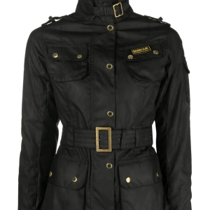 Barbour international Wax jacket  - Säljer nu min fina barbour jacka. Detta är alltså den vaxade versionen och inte quiltade. Bra kavlitet och en jacka som håller länge . Jackan är precis som ny och knappt använd. Den sitter jättefint och skräddarsytt. Nypris på denna är alltså runt 4000. 