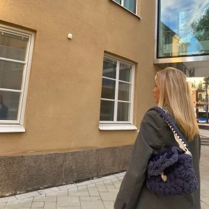 By Naemi ”Freja” väska  - Denna fina väska är virkad av 100% återvunnet material♻️❤️‍🩹Perfekt accessoar till en vardags outfit✌🏼   Väskan går att få i önskad färg/färger!!🤍🤍 Väskorna görs on demand, hör av er för beställning🤍♻️    Glöm ej kolla vårt flöde för fler modeller och färger♻️🤍✌🏼