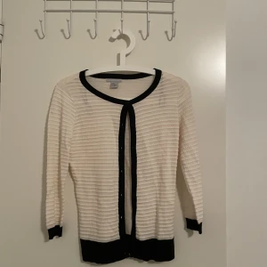 Fin vit/svart kofta  - Vit/svart kofta 
