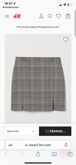Short skirt - Kort rutig kjol, sitter jättefin! Högt midijat med slits fram. 