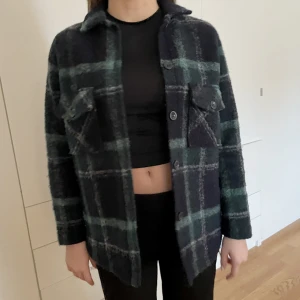 PeakPerformance jacka i gröna färger - PeakPerformance jacka i gröna färger storlek xs. Köpt för 2000 kr och säljer för 500 kr. Använd få gånger därav nyskick. Köparen står för frakten och kan mötas upp i Sundsvall 💗