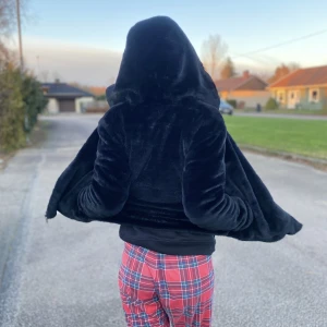 Svart pälsjacka - INTRESSEKOLL på min super fina pälsjacka från Design Only!✨Köpte den för några år sedan men ser ut som helt ny. Kan tänka mig sälja vid ett bra pris❤️
