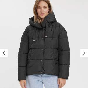 säljer denna super fina jacka från vero moda då jag har en annan vinterjacka ✨original pris  550kr✨färgen är svart/grön/grå, nästan helt oanvänd köpt i oktober