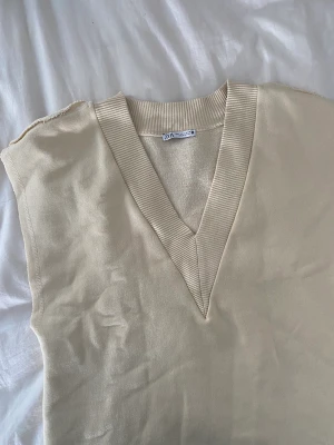 Sweatshirt väst - Beige sweatshirt väst från zara. Oversized och lite längre🤍