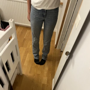 Zara jeans - Jeans ifrån zara i storlek 32. De är straight och High Waist. Är långa i benen på min som är 170.