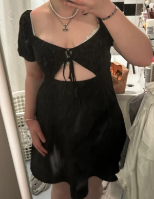 Klänning från H&M strl 44 - Bra skick då den knappt är använd. Liten i storlek. Kolla min bio innan köp!:)