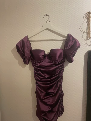 Ohpolly klänning - Klänning i storleken uk 10 us 6. Köpt på ohpolly för ca 2 år sedan, andvänd en gång, säljer pga för liten önskar verkligen att jag kunde ha den dock. Väldigt liten i storleken skulle jag säga speciellt i den inbyggda bh-n (pris går att diskutera)