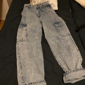 Ljusa jeans - Köpte för ett tag sen men har aldrig haft på mej då ja ba it gillade dom längre :/ (frakt priset kanske inte är de som står)