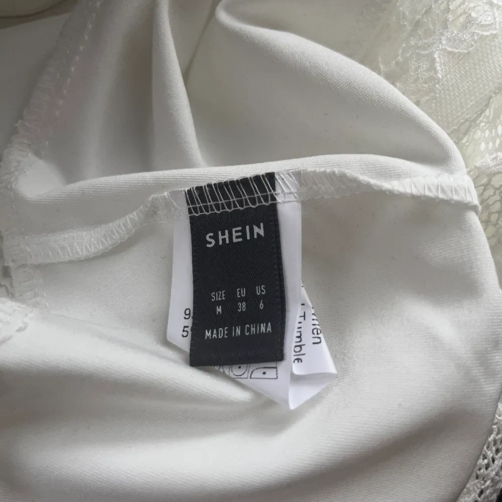 Detta vita linne är från SHEIN i storlek M, säljer denna för 50kr!. Toppar.