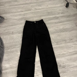 Manchester byxor bikbok - Nästan aldrig använda, jätte fint skick, storlek 34, sitter bra på mig som är 159-160cm lång, skriv gärna för fler bilder eller mer information