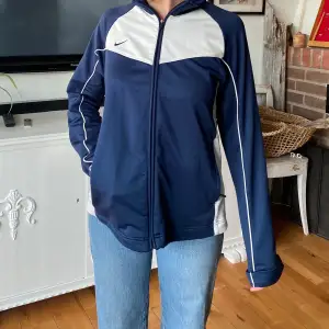 Skön tracksuit överdel från Nike, bra skick. Storlek M (jag är 160 lång) 