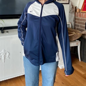 Nike tracksuit jacka - Skön tracksuit överdel från Nike, bra skick. Storlek M (jag är 160 lång) 