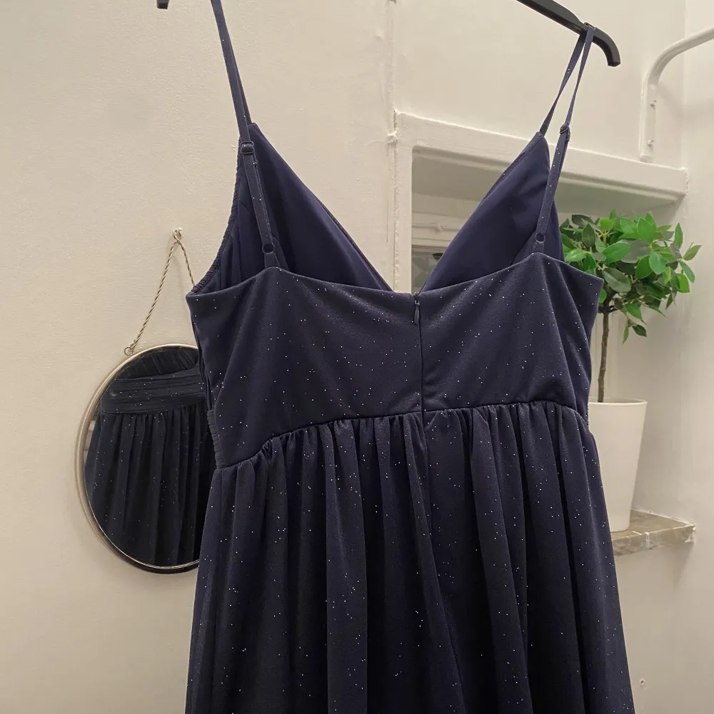 Superfin balklänning som endast är använd vid 1 tillfälle. Den är mörkblå med lite skimmer i. (Se bild). Köparen står för frakten . Klänningar.