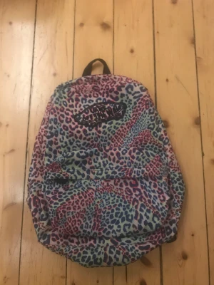 Vans ryggsäck  - En fin ryggsäck i bra skick från vans. Den har många fack i ytterfickan och tar mycket plats. Skriv för frågor eller intresse!