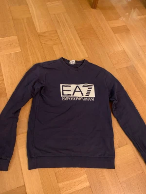 Mellanblå EA7 tröja strl S - Fin mellanblå äkta EA7 i strl S. I fint skick. 