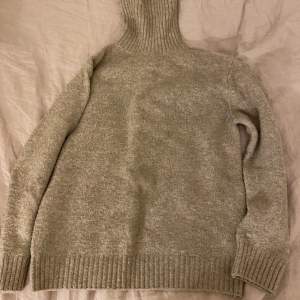 Säljer denna super fina stickade polo tröjan som är helt perfekt nu till vintern!❄️ Hur mysig? Postar spårbart köpare står för frakt❤️❤️❤️passar också Xs, s
