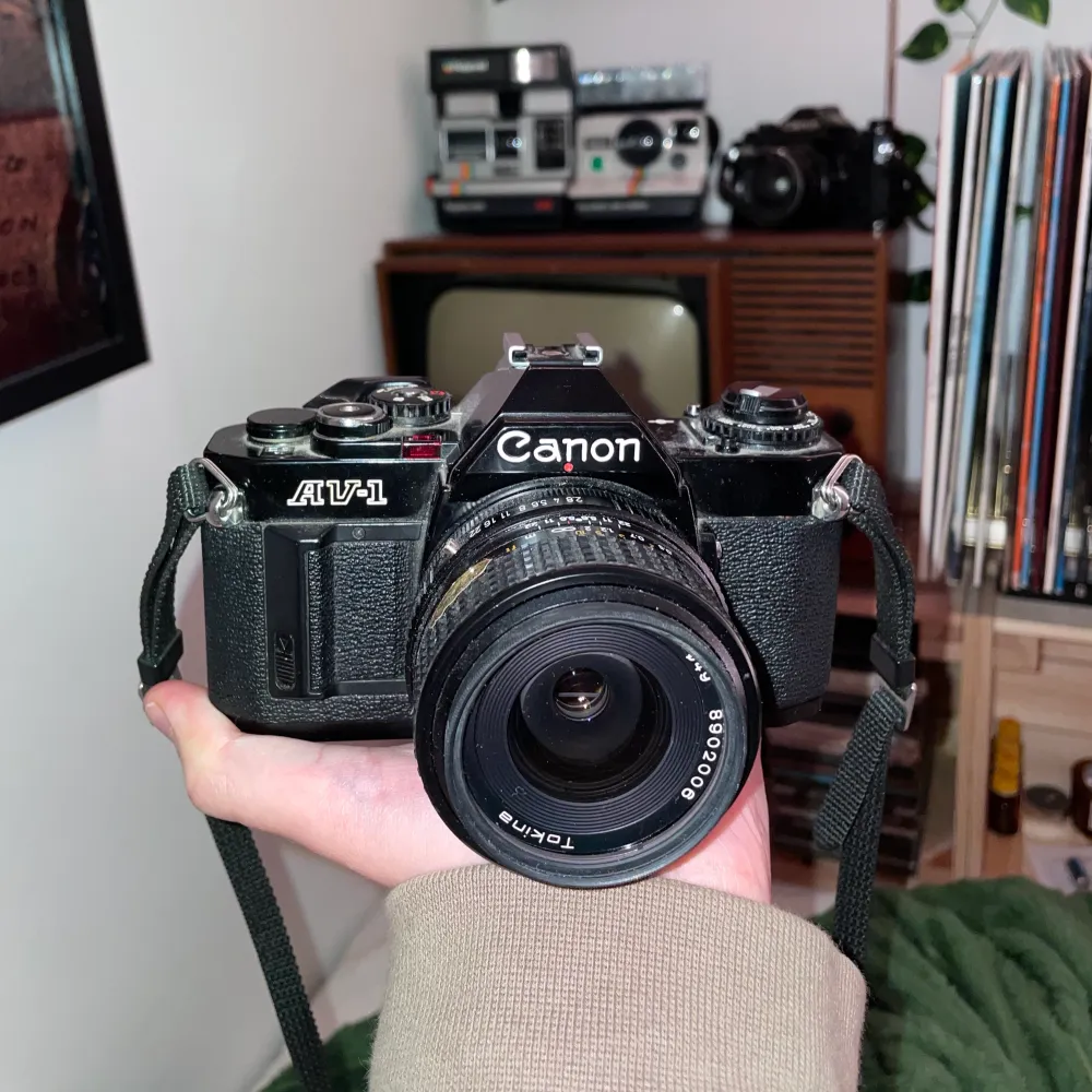 säljer nu min älskade canon av-1: en analog 35mm systemkamera från 70-talet med bländarautomatik! lätt att ge sig på för dig som är nybörjare :) har använt en rulle i den och den fungerar som den ska ❤️jag bjuder på ett 50mm f1.8 objektiv. Övrigt.