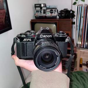 säljer nu min älskade canon av-1: en analog 35mm systemkamera från 70-talet med bländarautomatik! lätt att ge sig på för dig som är nybörjare :) har använt en rulle i den och den fungerar som den ska ❤️jag bjuder på ett 50mm f1.8 objektiv