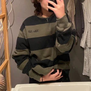 Nike Sweatshirt - Supermysig svart & olivgrön randig sweatshirt från nike i storlek M <3 jag har använt den ett par enstaka gånger men har mest legat i garderoben så den är helt i nyskick! 