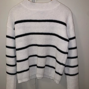 Tröja - Säljer denna tröjan från SHEIN då den inte kommer till användning. Har använts väldigt lite och det helt ny ut. Pris kan diskuteras 