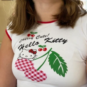 hello kitty tröja - En vit hello kitty baby tee. Liten fläck vid vänstra armhålan, men inget som syns när man har på den:) Uppskattar att den är en S. Frakt på 49 kr