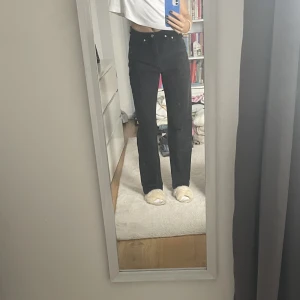Straight svarta jeans - Svarta straight jeans från nakd i strl 36. Säljare för att de är lite för stora för mig vid höfterna