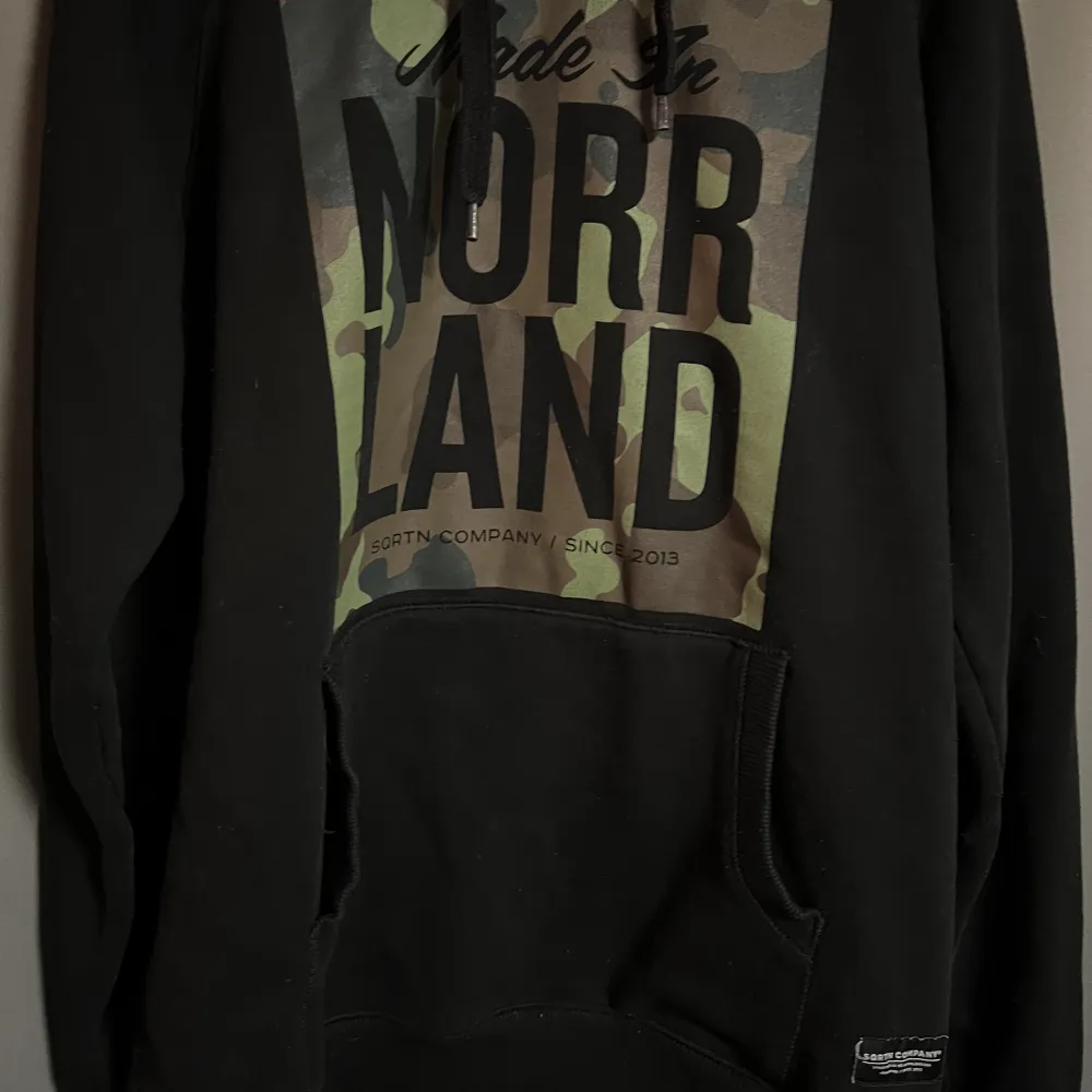 Gammal model av en made in Norrland hoddie, kamouflage. Hoodies.